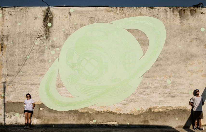 O duo espanhol, que leva o nome de Reskate Studio, usa tinta fosforescente para adicionar uma dimensão extra à arte deles e esconder desenhos dentro de grafites que parecem comuns durante o dia