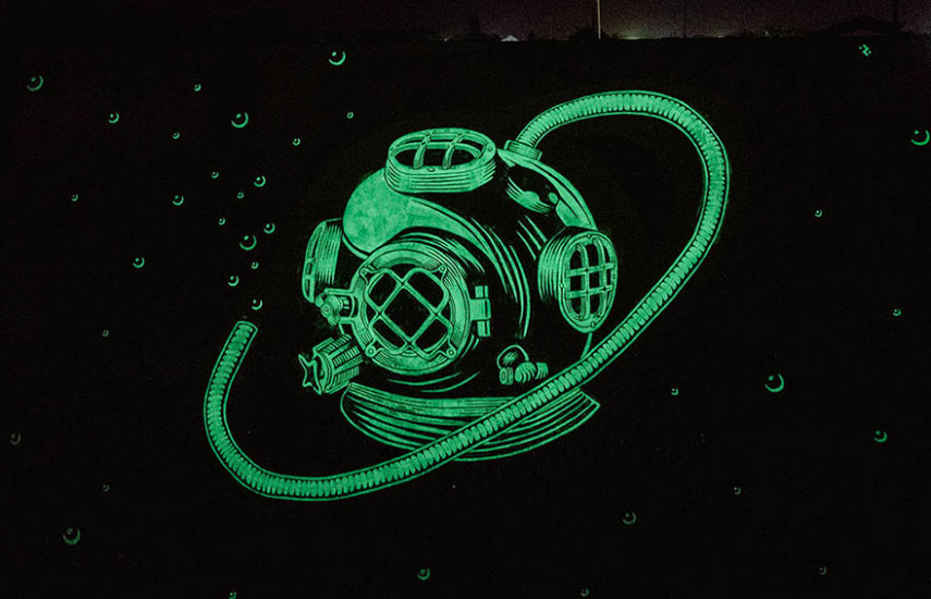O duo espanhol, que leva o nome de Reskate Studio, usa tinta fosforescente para adicionar uma dimensão extra à arte deles e esconder desenhos dentro de grafites que parecem comuns durante o dia