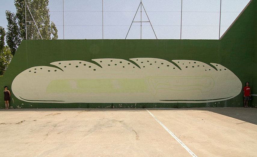 O duo espanhol, que leva o nome de Reskate Studio, usa tinta fosforescente para adicionar uma dimensão extra à arte deles e esconder desenhos dentro de grafites que parecem comuns durante o dia