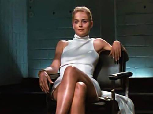 A atriz Sharon Stone também teve problemas com o diretor Paul Verhoeven durante a gravação de 