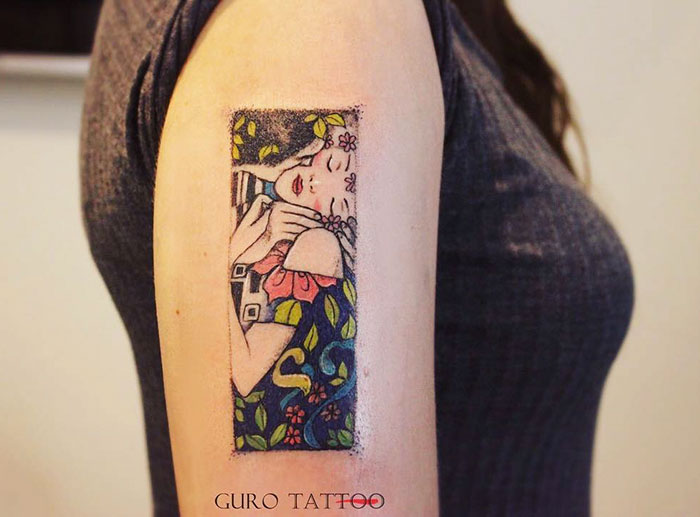 Gustav Klimt (1862-1918) é um dos mais renomados pintores da Art Nouveau e vem inspirando tatuagens de várias pessoas por aí