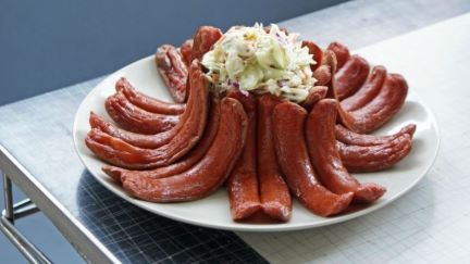 Essas salsichas parecem estar louvando essa coisa de salada aí no meio, né?