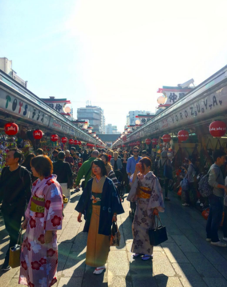 Para quem quer aproveitar a viagem para uma imersão na moda, seu destino é Tóquio, uma das cidades mais fashion do mundo. Quem coordena o programa é Ishizuka, conhecido como Mr. Makeover, é especialista em compras e stylist de celebridades japonesas e até uma Miss Universo. O pacote inclui oferecido pelo japonês inlcui três tardes na companhia do expert pelos roteiros mais badalados de lojas da cidade. Claro, que não precisa sair comprando tudo. Dá pra observar e aprender muitas dicas com o hostess. R$ 686 por pessoa.