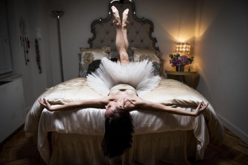 O fotógrafo Damon Dahlen passou meses fotografando bailarinas de Nova York em suas casas em momentos de intimidade.