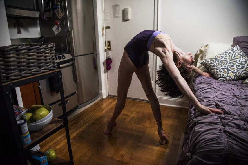 O fotógrafo Damon Dahlen passou meses fotografando bailarinas de Nova York em suas casas em momentos de intimidade.