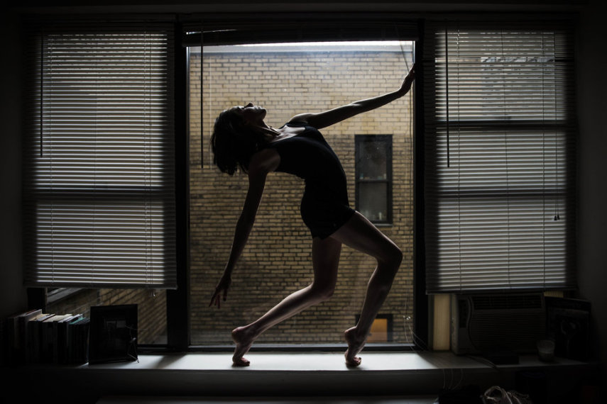 O fotógrafo Damon Dahlen passou meses fotografando bailarinas de Nova York em suas casas em momentos de intimidade.