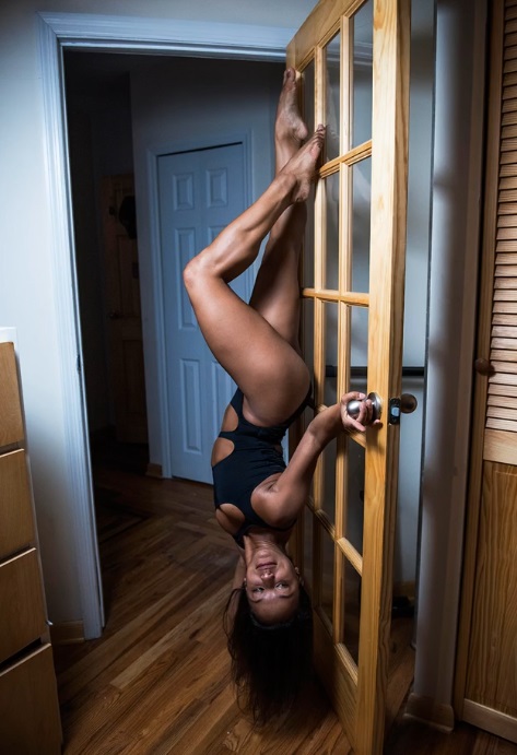 O fotógrafo Damon Dahlen passou meses fotografando bailarinas de Nova York em suas casas em momentos de intimidade.