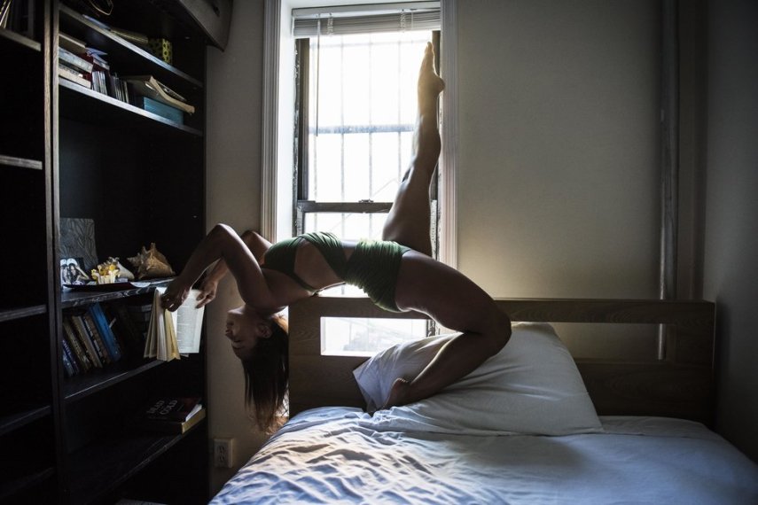 O fotógrafo Damon Dahlen passou meses fotografando bailarinas de Nova York em suas casas em momentos de intimidade.
