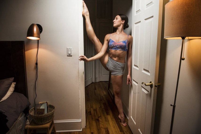 O fotógrafo Damon Dahlen passou meses fotografando bailarinas de Nova York em suas casas em momentos de intimidade.