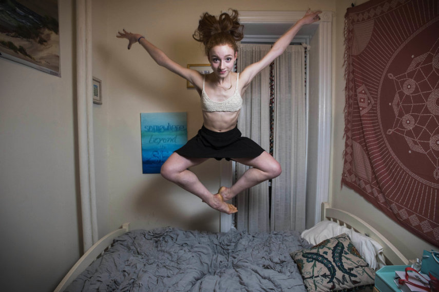 O fotógrafo Damon Dahlen passou meses fotografando bailarinas de Nova York em suas casas em momentos de intimidade.
