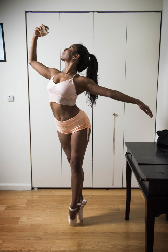O fotógrafo Damon Dahlen passou meses fotografando bailarinas de Nova York em suas casas em momentos de intimidade.