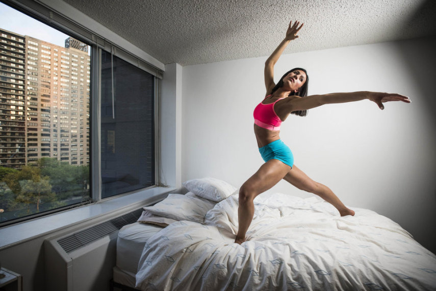 O fotógrafo Damon Dahlen passou meses fotografando bailarinas de Nova York em suas casas em momentos de intimidade.