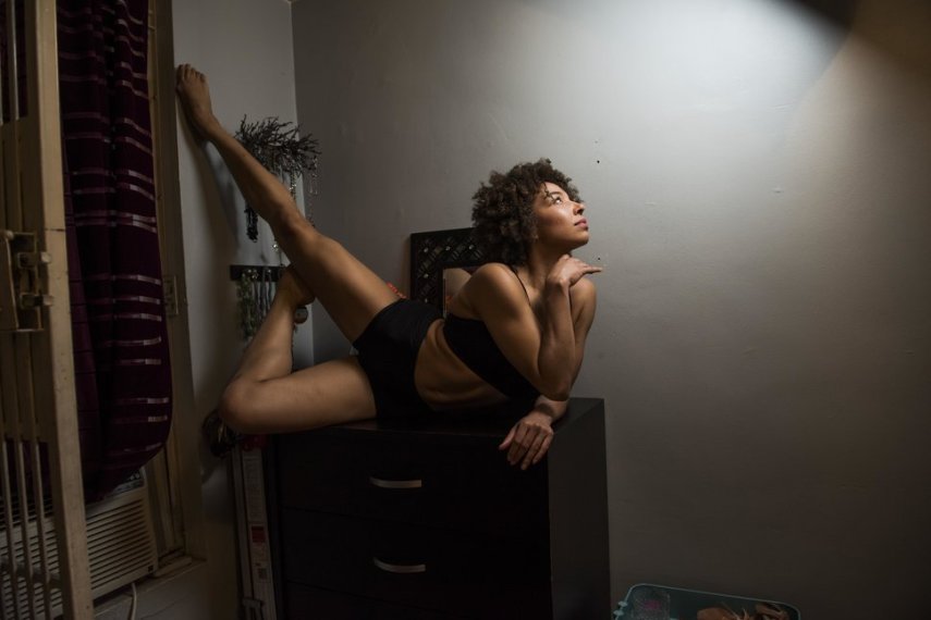 O fotógrafo Damon Dahlen passou meses fotografando bailarinas de Nova York em suas casas em momentos de intimidade.