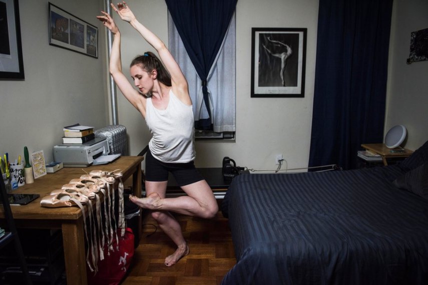 O fotógrafo Damon Dahlen passou meses fotografando bailarinas de Nova York em suas casas em momentos de intimidade.