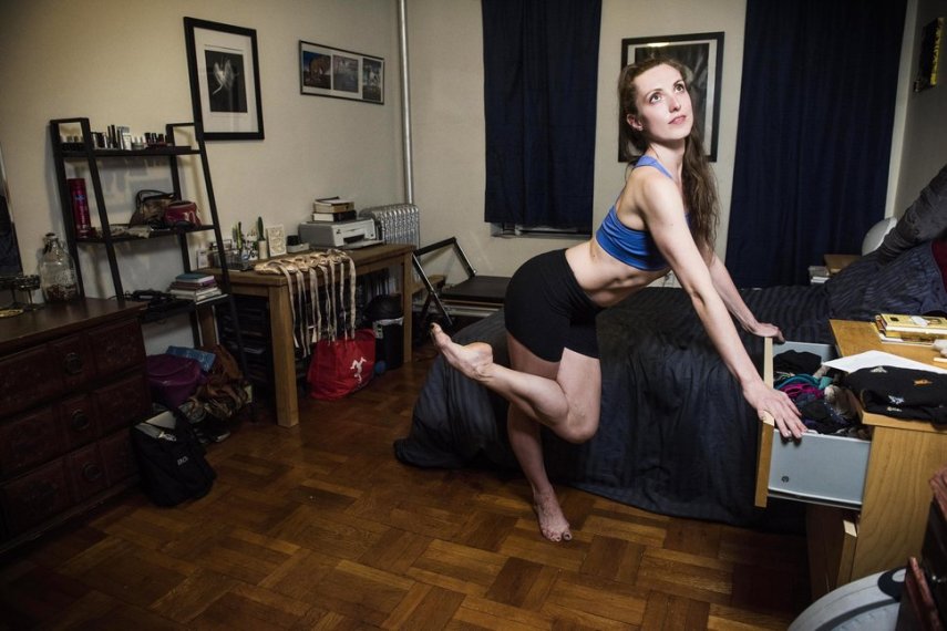 O fotógrafo Damon Dahlen passou meses fotografando bailarinas de Nova York em suas casas em momentos de intimidade.
