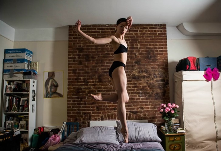 O fotógrafo Damon Dahlen passou meses fotografando bailarinas de Nova York em suas casas em momentos de intimidade.