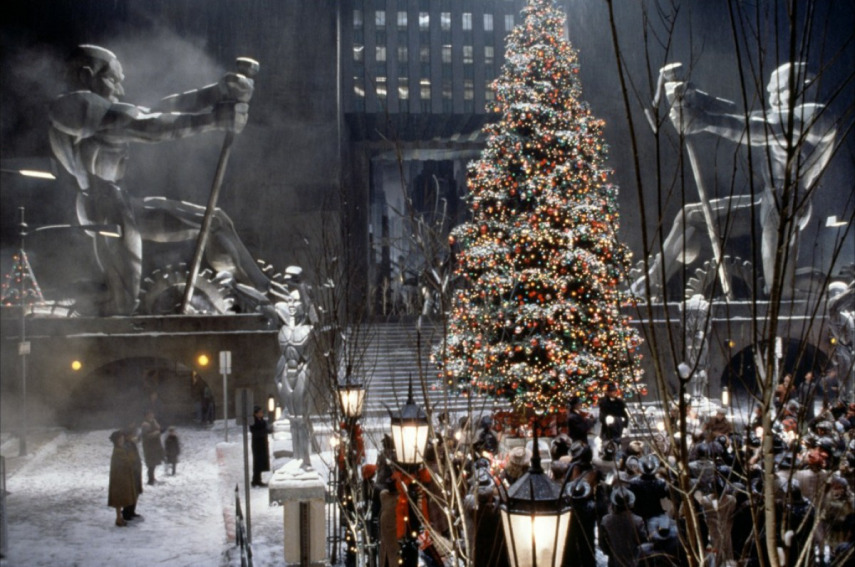 Por incrível que pareça, o cenário natalino funciona perfeitamente para um filme do Batman, da época em que eles ainda eram dirigidos por Tim Burton. A árvore de natal gigantesca de Gotham City deste filme é inesquecível