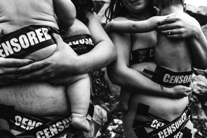 Fotógrafa fotografou 30 mulheres seminuas para protestar contra as regras de nudez estabelecidas pela rede social