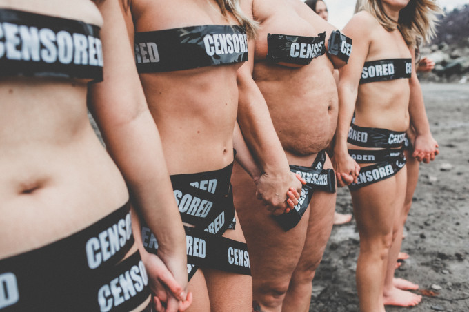 Fotógrafa fotografou 30 mulheres seminuas para protestar contra as regras de nudez estabelecidas pela rede social