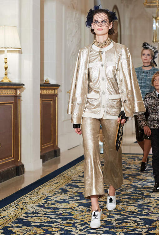 Desfile Métiers d’Arts 2017 aconteceu no hotel Ritz, em Paris. Na passarela, estrelas como Pharell Williams e Cara Delevingne