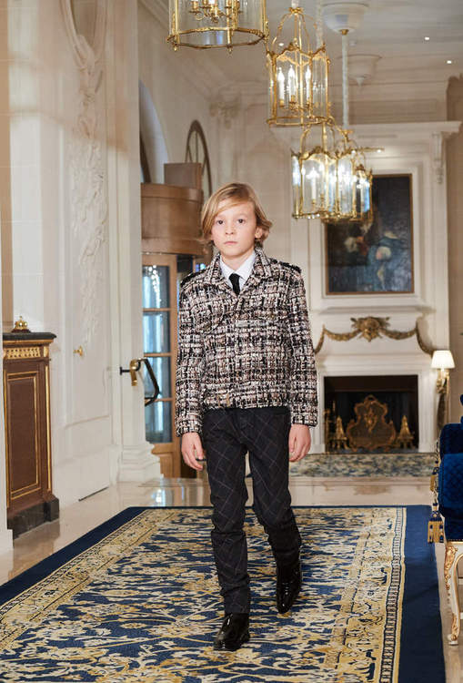 Desfile Métiers d’Arts 2017 aconteceu no hotel Ritz, em Paris. Na passarela, estrelas como Pharell Williams e Cara Delevingne