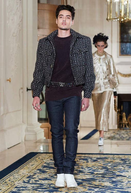Desfile Métiers d’Arts 2017 aconteceu no hotel Ritz, em Paris. Na passarela, estrelas como Pharell Williams e Cara Delevingne