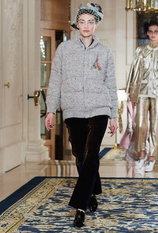 Desfile Métiers d’Arts 2017 aconteceu no hotel Ritz, em Paris. Na passarela, estrelas como Pharell Williams e Cara Delevingne