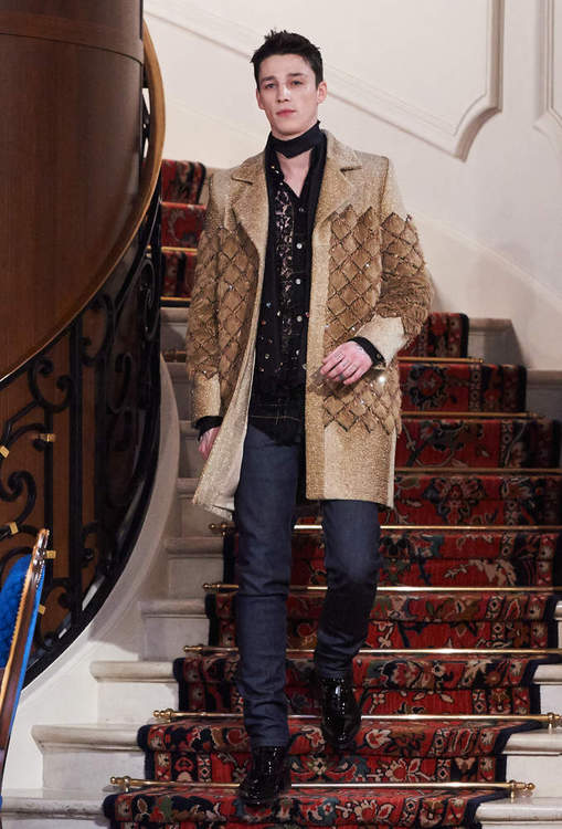 Desfile Métiers d’Arts 2017 aconteceu no hotel Ritz, em Paris. Na passarela, estrelas como Pharell Williams e Cara Delevingne