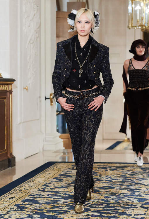 Desfile Métiers d’Arts 2017 aconteceu no hotel Ritz, em Paris. Na passarela, estrelas como Pharell Williams e Cara Delevingne