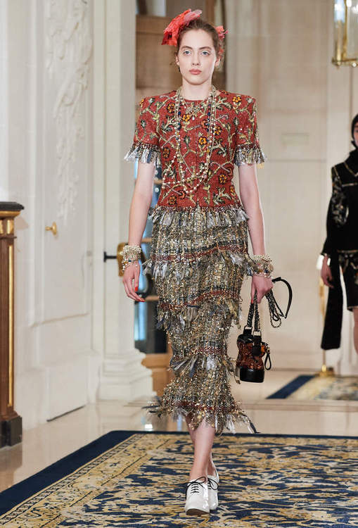 Desfile Métiers d’Arts 2017 aconteceu no hotel Ritz, em Paris. Na passarela, estrelas como Pharell Williams e Cara Delevingne