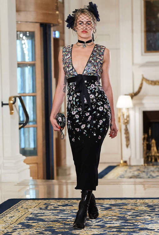 Desfile Métiers d’Arts 2017 aconteceu no hotel Ritz, em Paris. Na passarela, estrelas como Pharell Williams e Cara Delevingne