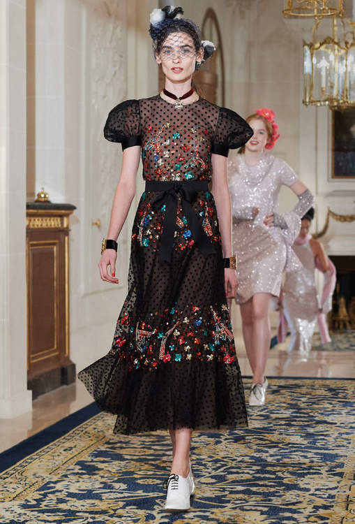 Desfile Métiers d’Arts 2017 aconteceu no hotel Ritz, em Paris. Na passarela, estrelas como Pharell Williams e Cara Delevingne