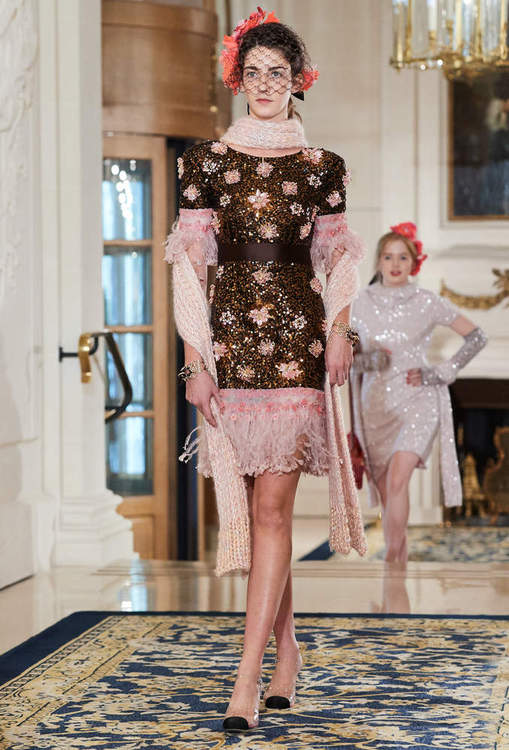 Desfile Métiers d’Arts 2017 aconteceu no hotel Ritz, em Paris. Na passarela, estrelas como Pharell Williams e Cara Delevingne