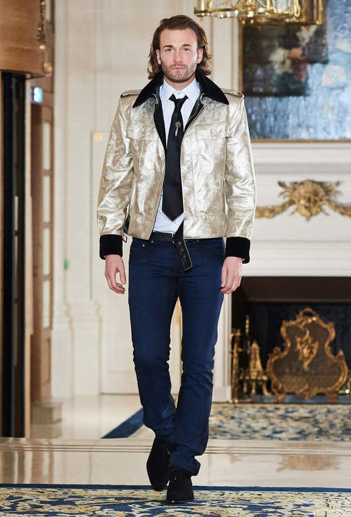 Desfile Métiers d’Arts 2017 aconteceu no hotel Ritz, em Paris. Na passarela, estrelas como Pharell Williams e Cara Delevingne
