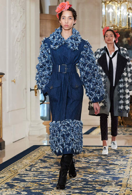 Desfile Métiers d’Arts 2017 aconteceu no hotel Ritz, em Paris. Na passarela, estrelas como Pharell Williams e Cara Delevingne