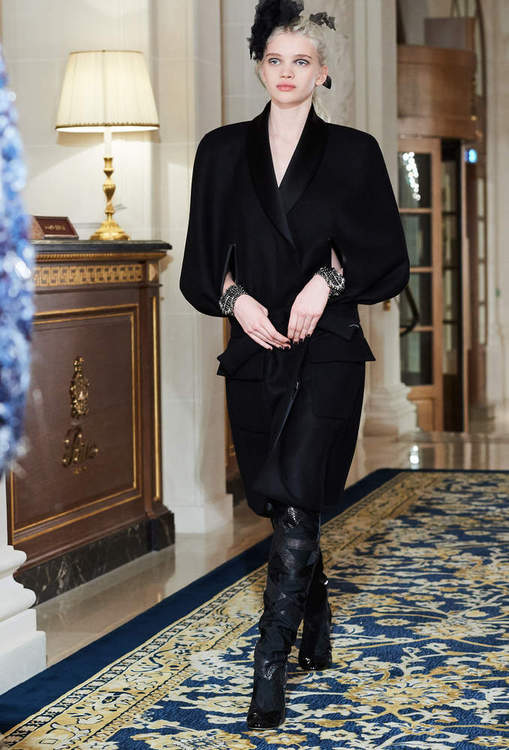 Desfile Métiers d’Arts 2017 aconteceu no hotel Ritz, em Paris. Na passarela, estrelas como Pharell Williams e Cara Delevingne