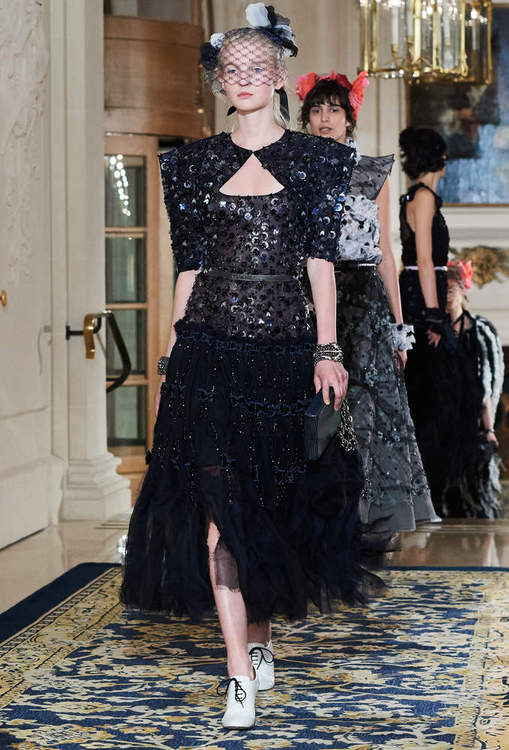 Desfile Métiers d’Arts 2017 aconteceu no hotel Ritz, em Paris. Na passarela, estrelas como Pharell Williams e Cara Delevingne