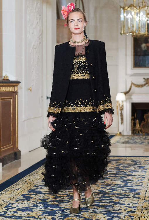 Desfile Métiers d’Arts 2017 aconteceu no hotel Ritz, em Paris. Na passarela, estrelas como Pharell Williams e Cara Delevingne