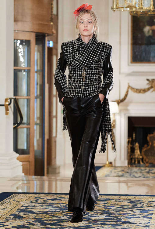 Desfile Métiers d’Arts 2017 aconteceu no hotel Ritz, em Paris. Na passarela, estrelas como Pharell Williams e Cara Delevingne