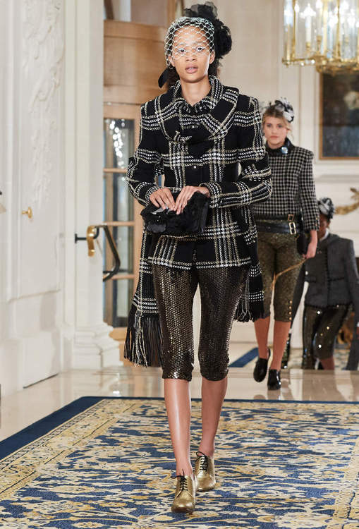 Desfile Métiers d’Arts 2017 aconteceu no hotel Ritz, em Paris. Na passarela, estrelas como Pharell Williams e Cara Delevingne