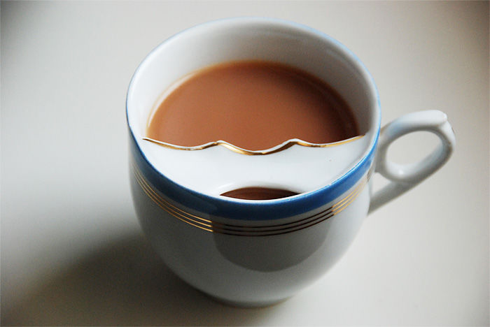 Não gosta de sujar o bigode? Temos a caneca perfeita para você!