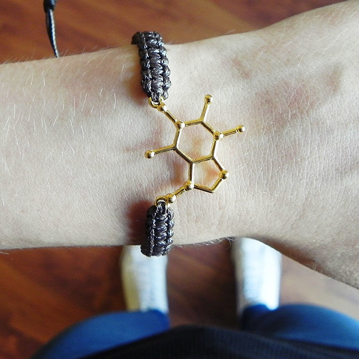 Pulseira com molécula do café