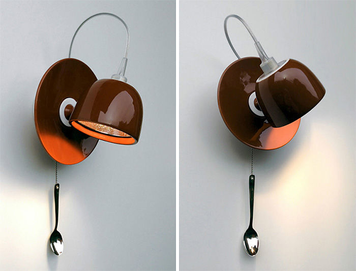Basta puxar a colherzinha para acender a divertida luminária de café