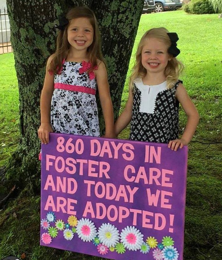 Crianças comemoram adoção