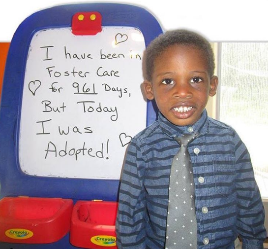 Crianças comemoram adoção