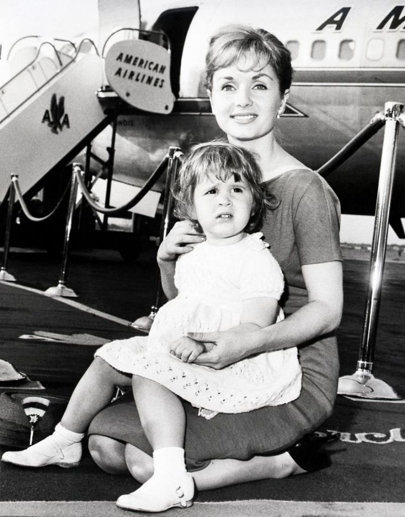 Mãe e filha morreram com um dia de diferença e, para homenagear as duas atrizes, site reuniu uma série de fotos de momentos entre elas!