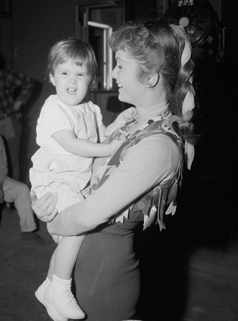 Mãe e filha morreram com um dia de diferença e, para homenagear as duas atrizes, site reuniu uma série de fotos de momentos entre elas!