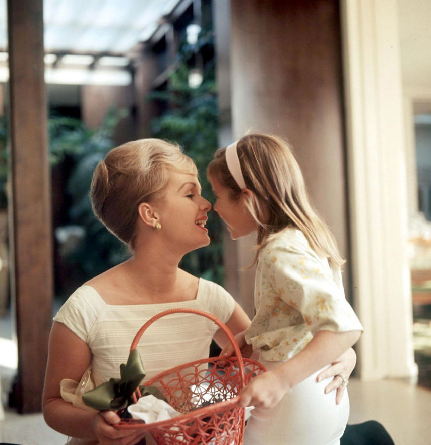 Mãe e filha morreram com um dia de diferença e, para homenagear as duas atrizes, site reuniu uma série de fotos de momentos entre elas!