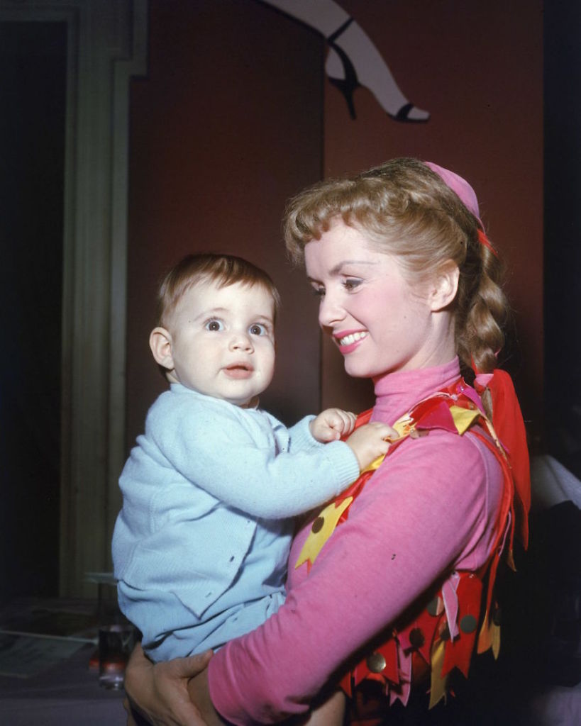 Mãe e filha morreram com um dia de diferença e, para homenagear as duas atrizes, site reuniu uma série de fotos de momentos entre elas!