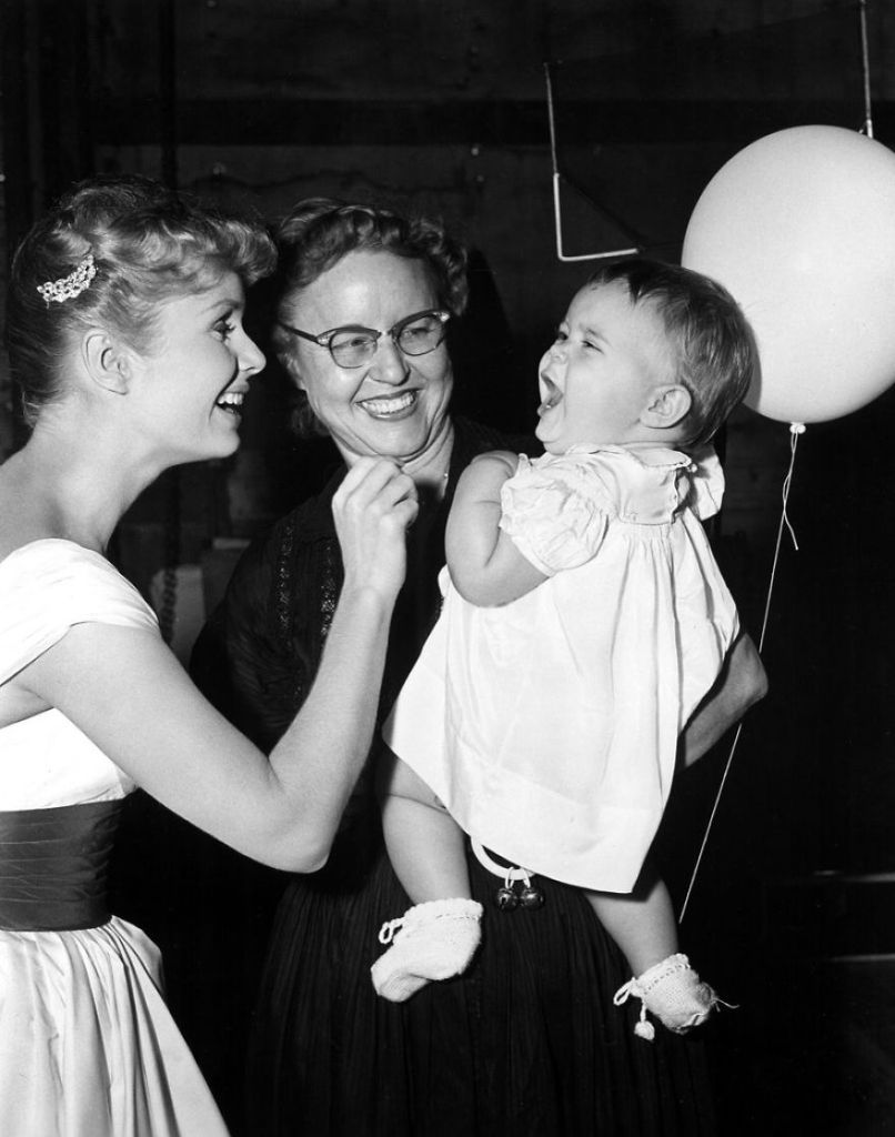 Mãe e filha morreram com um dia de diferença e, para homenagear as duas atrizes, site reuniu uma série de fotos de momentos entre elas!